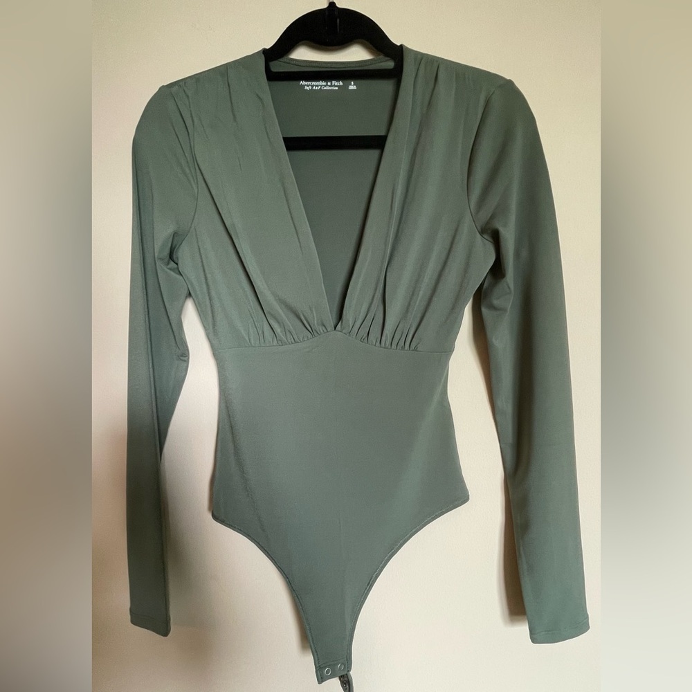 Abercrombie & Fitch Long-Sleeve Slinky V-Neck Bodysuit Sz: Sm. NWT